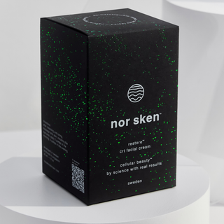 Svart kartong med glittrande nor sken liknande gröna inslag med vit bakgrund. 